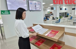 Người dân Quảng Ninh nộp thủ tục hành chính phi địa giới