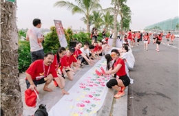 Bức tranh ‘Hoa tay’ lan tỏa hành động vì tương lai xanh, giảm rác thải nhựa