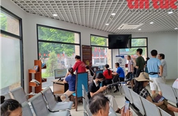 Thủ tục trực tuyến Hà Nội: Dân nộp online nhưng vẫn mất công đi lại 