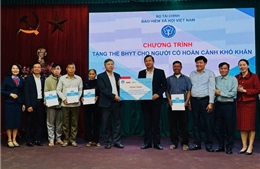 Trao tặng miễn phí sổ BHXH, thẻ BHYT cho người có hoàn cảnh khó khăn tại vùng lũ