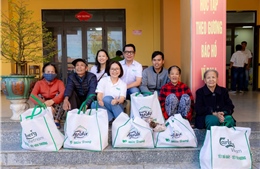 Tặng 7.500 phần quà Tết cho người dân miền Trung