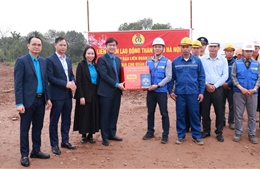 Động viên, tặng quà công nhân thi công xuyên Tết tại công trình trọng điểm