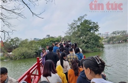 Hàng nghìn người dân xếp hàng tham quan tại các điểm di tích Hà Nội mở cửa miễn phí