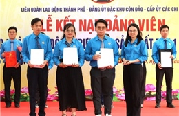 Công đoàn giữ vai trò ‘cầu nối’ phát triển Đảng trong công nhân