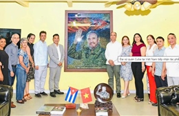 Trao tặng tác phẩm ‘Fidel Castro Ruz - Cuba trong trái tim người Việt’
