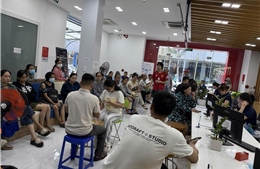 Đông nghịt người đến các điểm giao dịch xác thực thông tin thuê bao khi bị khoá 1 chiều