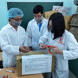 Đại học Bách khoa Hà Nội phát khẩu trang, nước sát khuẩn miễn phí đón sinh viên