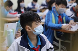 Hà Nội yêu cầu học sinh nghiêm túc đeo khẩu trang từ nhà đến trường