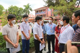 Bộ trưởng Bộ GD&ĐT động viên các thí sinh thi tốt nghiệp THPT ở Quảng Trị 
