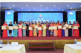 Bộ trưởng Nguyễn Kim Sơn trao Bằng khen của Bộ Giáo dục và Đào tạo cho 400 nhà giáo tiêu biểu năm 2022 
