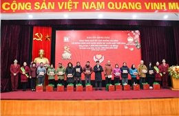 Bảo Tín Minh Châu trao tặng quà Tết cho các gia đình khó khăn