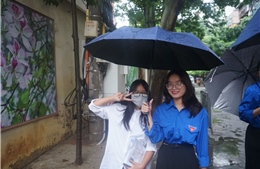 Học sinh Hà Nội đội mưa đến trường thi môn Toán