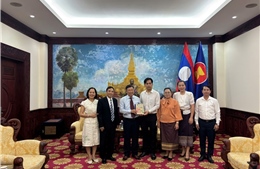 Trao tặng bộ sách học tiếng Việt tới Đại sứ quán Lào tại Việt Nam