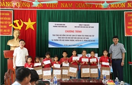 Trao học bổng, tặng sách nâng bước học sinh khó khăn tới trường