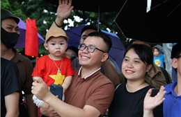 Người dân ngóng đợi đoàn xe quân sự tiến về Quảng trường Ba Đình