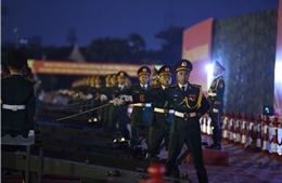 Người dân hào hứng theo dõi màn bắn pháo lễ chào mừng Đại lễ  