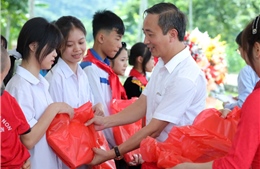 Tặng sách giáo khoa cho học sinh vùng khó khăn