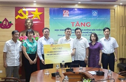 Nhà xuất bản Giáo dục Việt Nam trao tặng hơn 17.000 cuốn SGK cho học sinh Nghệ An