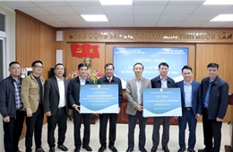 Nhà xuất bản Giáo dục Việt Nam ủng hộ các trường học bị ảnh hưởng bởi lũ lụt