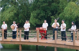 Sinh viên hoà tấu 7 nhạc cụ truyền thống tri ân thầy cô dịp 20/11