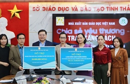 Nhà xuất bản Giáo dục Việt Nam trao tặng gần 35.000 bản sách giáo khoa tới học sinh vùng lũ