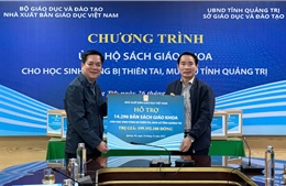 Trao tặng sách giáo khoa cho học sinh vùng lũ tỉnh Quảng Trị