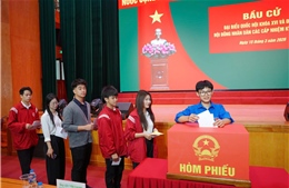 Cử tri là sinh viên đặt niềm tin nơi lá phiếu bầu cử 