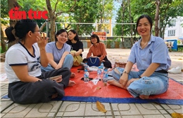 Thi lớp 10 Hà Nội: Phụ huynh đợi con ngoài phòng thi dưới trời oi bức 