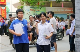 Khoảng 125.000 thí sinh Hà Nội đến các điểm thi làm thủ tục dự thi vào lớp 10