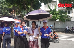 Những hình ảnh đẹp tình nguyện trong mùa thi
