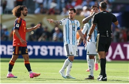 Messi bị chỉ trích vì hành động 'đòi thẻ đỏ' ở chung kết World Cup 2026