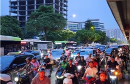 Dòng người hướng về sân Mỹ Đình cổ vũ cho đội tuyển Việt Nam