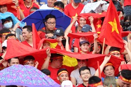 Bất chấp mưa, gió cổ động viên vẫn nhiệt tình cổ vũ cho U23 Việt Nam trên sân Hàng Đẫy