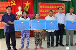 Chủ tịch Ủy ban Trung ương MTTQ Việt Nam trao tặng nhà Đại đoàn kết tại Bình Định
