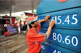 Giá dầu biến động trái chiều trong phiên đầu tuần tại châu Á