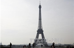 Pháp: Tìm kiếm vật khả nghi sau cuộc gọi đe dọa đánh bom Tháp Eiffel