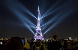 &#39;Bữa tiệc&#39; ánh sáng mừng Tháp Eiffel tròn 130 năm tuổi