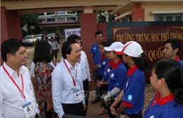 Bộ trưởng Phùng Xuân Nhạ động viên các thí sinh thi THPT quốc gia tại Đắk Lắk