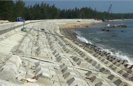 Sửa chữa kè biển Tam Hải bị sóng biển gây hư hại nặng