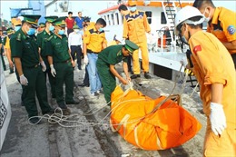 Vụ 9 ngư dân tàu cá mất tích: Đưa hai thi thể thuyền viên vào bờ
