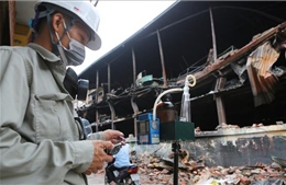 Đoàn cán bộ Trung tâm quan trắc tài nguyên và môi trường kiểm tra, ghi nhận số liệu sau vụ cháy Công ty Rạng Đông
