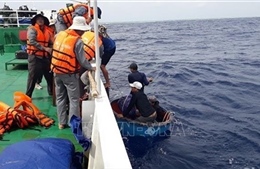 Đưa 13 ngư dân gặp nạn vào đảo Sơn Ca an toàn