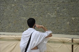 Người hành hương Hồi giáo thực hiện nghi lễ ném đá vào quỹ dữ