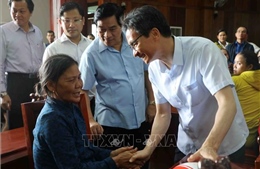 Phó Thủ tướng Vũ Đức Đam thăm và tặng quà cho nạn nhân chất độc da cam tỉnh Phú Yên 