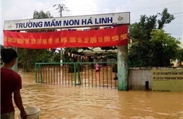 Hà Tĩnh: Học sinh đội mưa đến trường, phụ huynh lo &#39;chạy lũ&#39; trong ngày khai giảng 