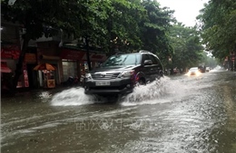 Nhiều tuyến đường ngập sâu, giao thông hỗn loạn tại TP Vinh, Nghệ An 