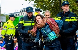  Nhiều người biểu tình chống biến đổi khí hậu bị bắt giữ tại Anh, Hà Lan và Canada