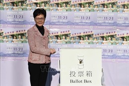 Người dân Hong Kong (Trung Quốc) đi bỏ phiếu bầu các thành viên hội đồng cấp quận