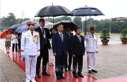 Chủ tịch Hạ viện Cộng hòa Kazakhstan vào Lăng viếng Chủ tịch Hồ Chí Minh