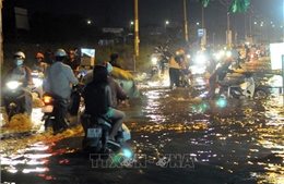 Trung Bộ và Tây Nguyên đề phòng lốc sét, Nam Bộ nguy cơ ngập lụt 